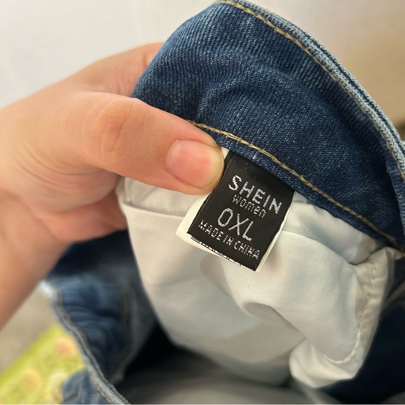 Butterfly Embroidery Jeans - SHEIN Size 0XL - NWOT never worn - Picture 6 of 7